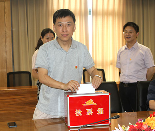 【汇聚青年力量 奋进时代征程】极速电竞集团党支部召开专题党课暨预备党员转正党员大会(图5)