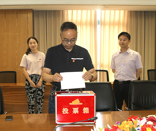 【汇聚青年力量 奋进时代征程】极速电竞集团党支部召开专题党课暨预备党员转正党员大会(图6)
