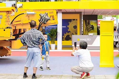 热烈祝贺上海极速电竞集团参展贵州能博会取得圆满成功(图5)
