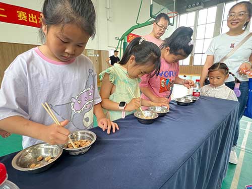 “缤纷童年 快乐六一”上海极速电竞集团举办亲子活动(图3)