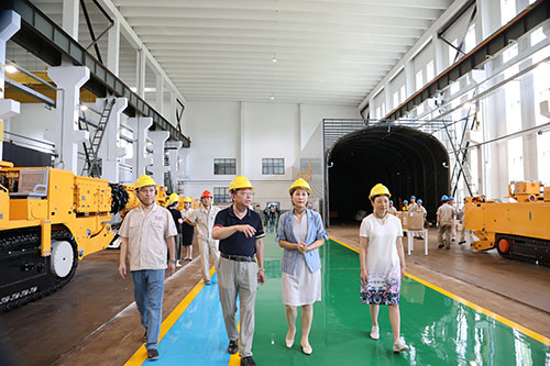 夏日送清凉 | 青浦区总工会领导赴上海极速电竞集团开展高温慰问活动(图2)
