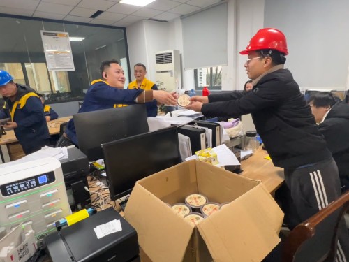 寒冬腊八暖意浓 极速电竞关怀沁人心 | 上海极速电竞集团为一线员工送上“暖心腊八粥”(图1)