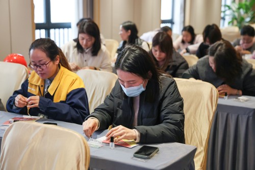 【指尖承古韵 春日聚芳华】 极速电竞集团举办妇女节非遗手工制作活动(图2)